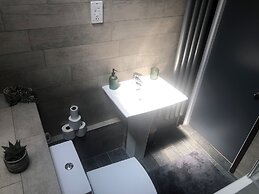 Toothbrush Apartments - Lloyds Avenue