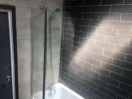 Toothbrush Apartments - Lloyds Avenue