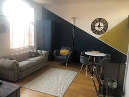 Toothbrush Apartments - Lloyds Avenue