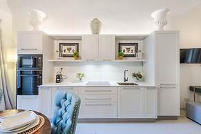 Gallo Cedrone a Home With Outdoor