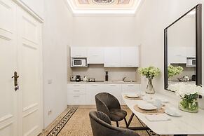 Gallo Cedrone a Home With Outdoor