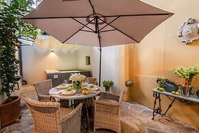 Gallo Cedrone a Home With Outdoor