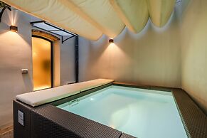 Gallo Cedrone a Home With Outdoor