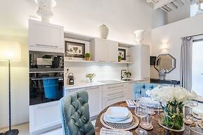 Gallo Cedrone a Home With Outdoor