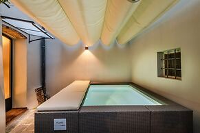 Gallo Cedrone a Home With Outdoor