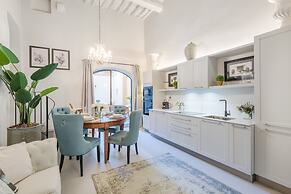 Gallo Cedrone a Home With Outdoor