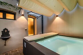 Gallo Cedrone a Home With Outdoor