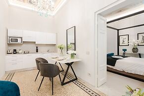 Gallo Cedrone a Home With Outdoor