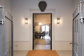 Gallo Cedrone a Home With Outdoor