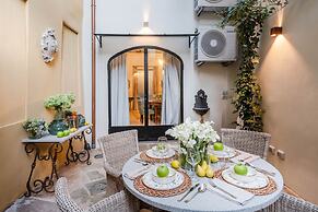 Gallo Cedrone a Home With Outdoor