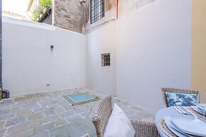 Gallo Cedrone a Home With Outdoor