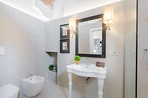 Gallo Cedrone a Home With Outdoor