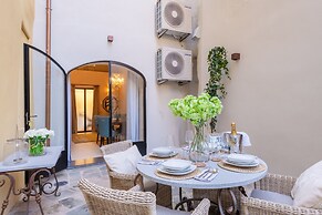 Gallo Cedrone a Home With Outdoor