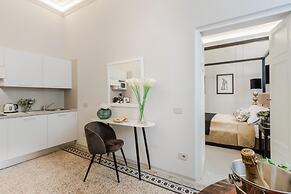 Gallo Cedrone a Home With Outdoor