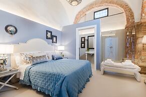 Gallo Cedrone a Home With Outdoor