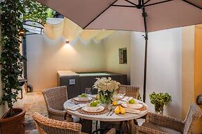 Gallo Cedrone a Home With Outdoor