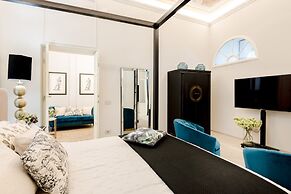 Gallo Cedrone a Home With Outdoor