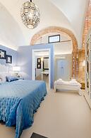 Gallo Cedrone a Home With Outdoor