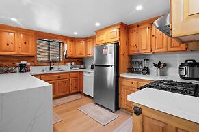 3 Cubs Lakefront Cabin