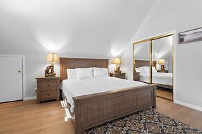 3 Cubs Lakefront Cabin