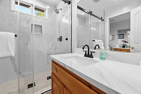 3 Cubs Lakefront Cabin