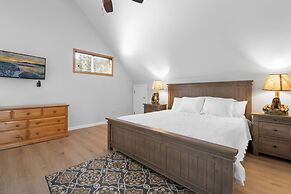 3 Cubs Lakefront Cabin