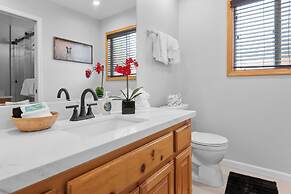 3 Cubs Lakefront Cabin