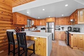 3 Cubs Lakefront Cabin