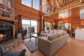 3 Cubs Lakefront Cabin