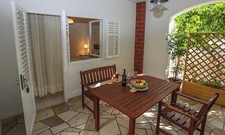 Green Garden Apartment