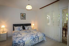 Green Garden Apartment