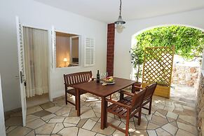 Green Garden Apartment