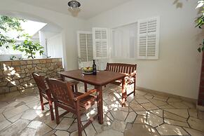 Green Garden Apartment