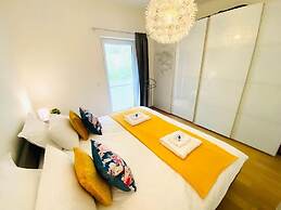 3 bedrooms in Center w Terrace&Parking