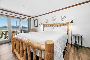 Grand Lakefront Escape