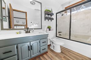 Grand Lakefront Escape