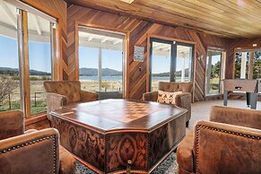 Grand Lakefront Escape