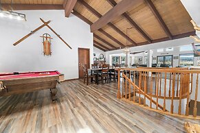 Grand Lakefront Escape