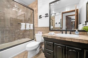 Grand Lakefront Escape