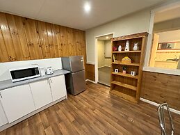 Cottage Charm with Nearby Shopping