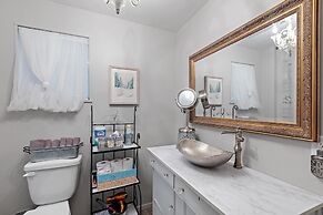 Kaderli Haus 1 Bedroom Cottage by RedAwning