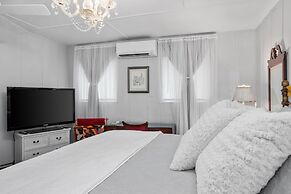 Kaderli Haus 1 Bedroom Cottage by RedAwning