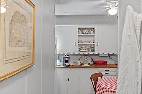 Kaderli Haus 1 Bedroom Cottage by RedAwning