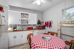 Kaderli Haus 1 Bedroom Cottage by RedAwning