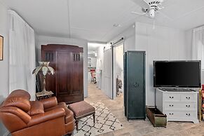 Kaderli Haus 1 Bedroom Cottage by RedAwning