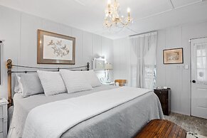 Kaderli Haus 1 Bedroom Cottage by RedAwning