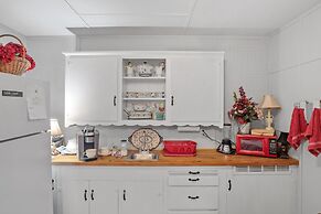 Kaderli Haus 1 Bedroom Cottage by RedAwning