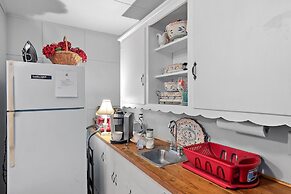 Kaderli Haus 1 Bedroom Cottage by RedAwning