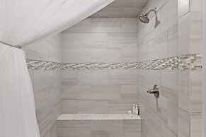 Kaderli Haus 1 Bedroom Cottage by RedAwning