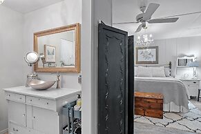 Kaderli Haus 1 Bedroom Cottage by RedAwning